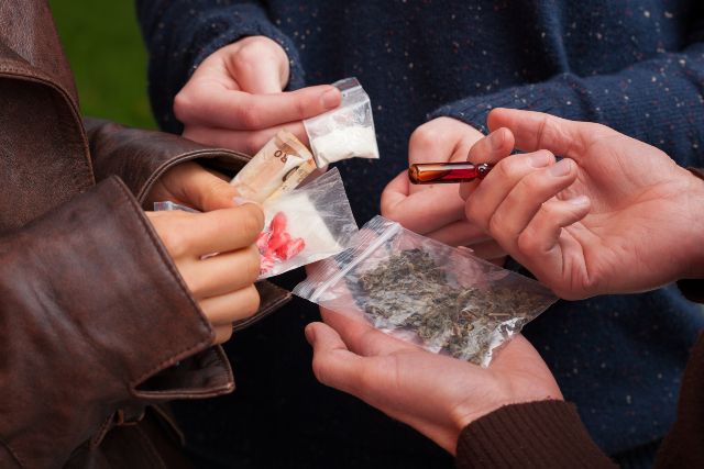 como manejar acusaciones de trafico de drogas